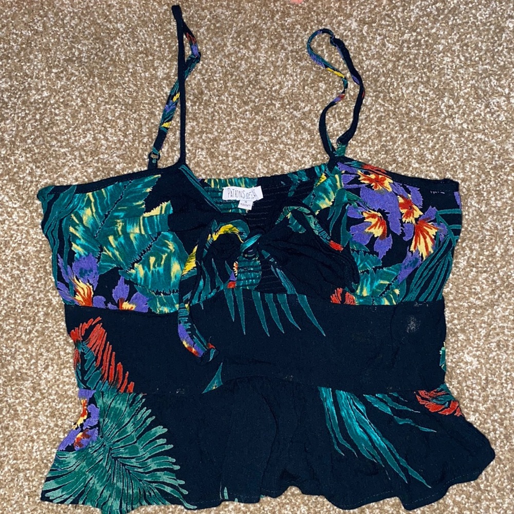 Patrons of peace in a size S. Very cute colorful with red black green